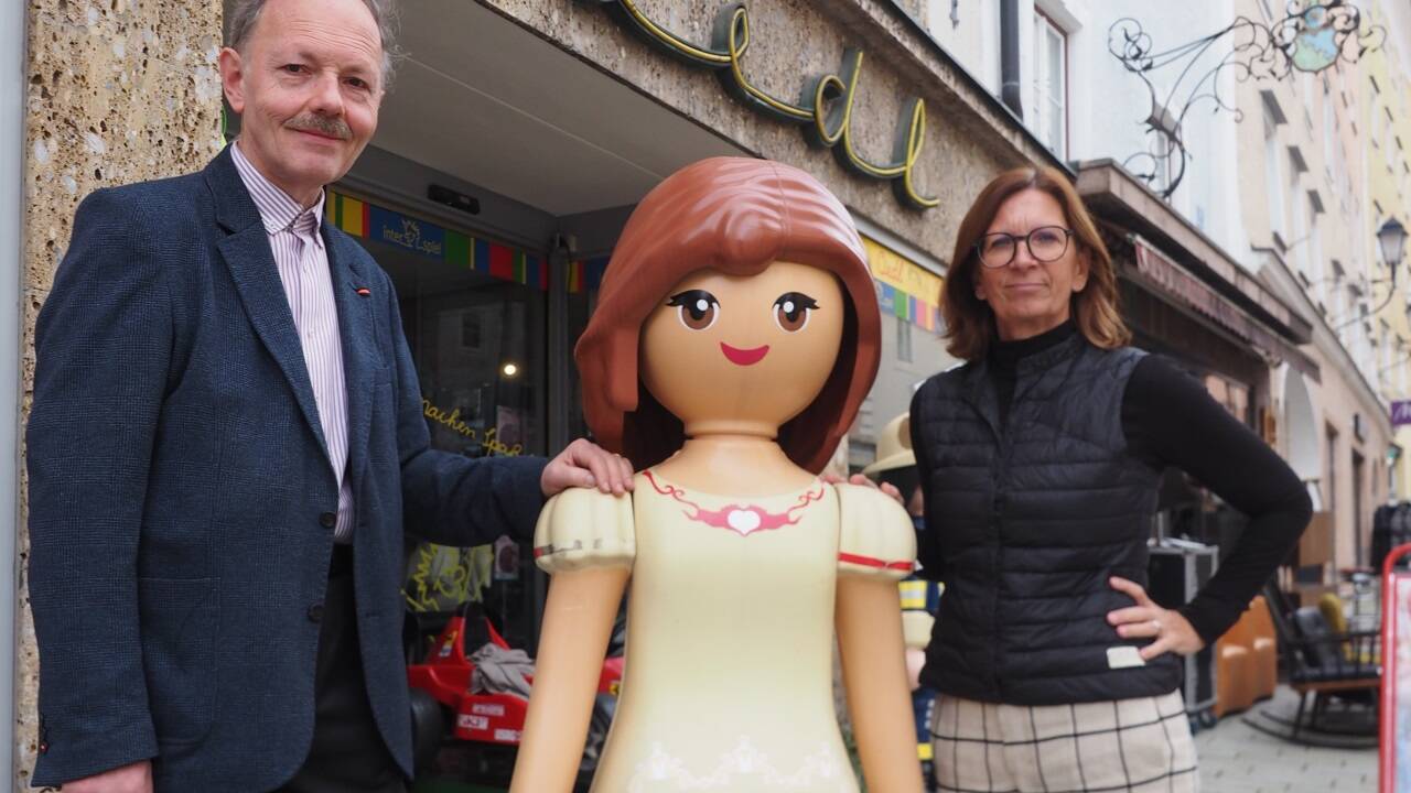 Feiern gemeinsam: Alois Oedl und Claudia Schwenk vom Keltenmuseum.  
