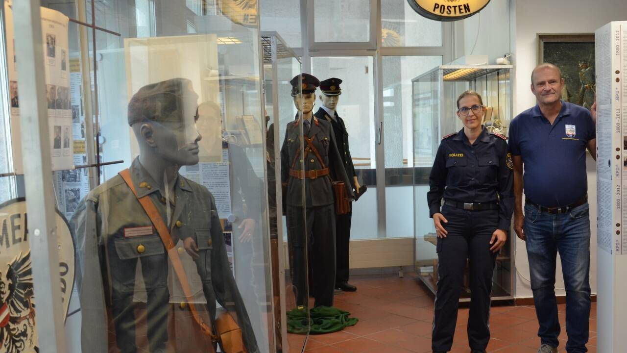 Initiator Karl Wochermayr und Polizeisprecherin Ingrid Planitzer im neuen Museum. 