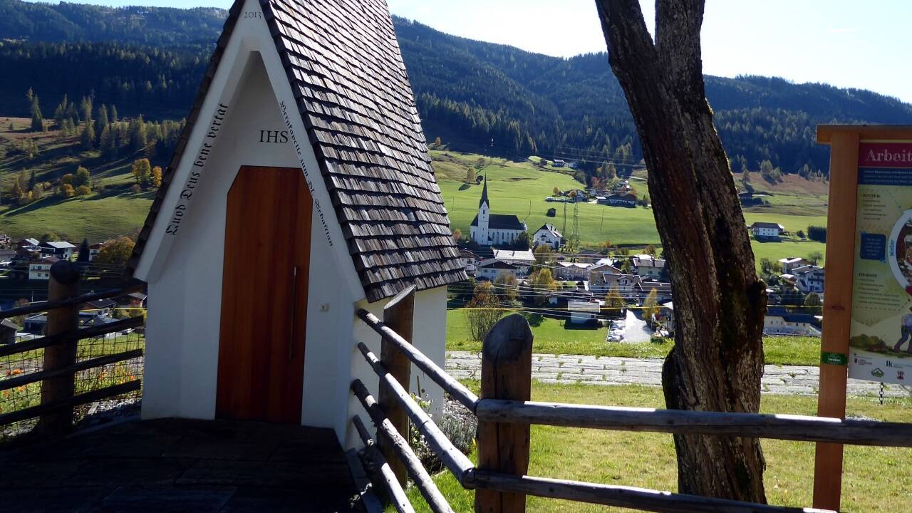 Der Blick von der Sebastianskapelle am Sonnseitenweg hinüber zur Pfarrkirche in Embach.  