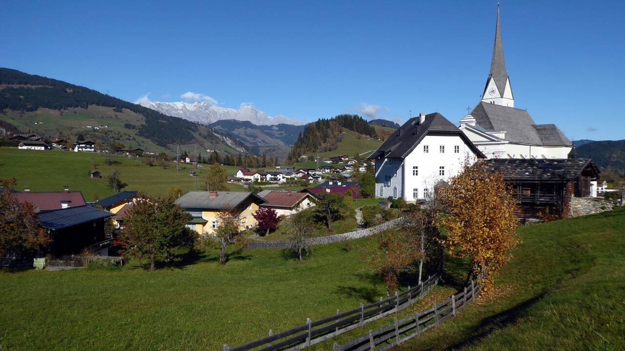 Der sonnige Weg führt an der Laurentius-Kirche und am „Geistigen Zentrum“ vorbei. 
