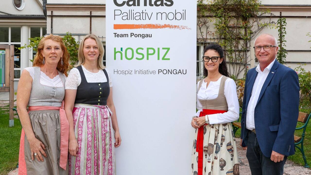 Von links: Angelika Reischl-Schilchegger, Katharina Löcker und Andrea Schmid mit Caritasdirektor Johannes Dines. 