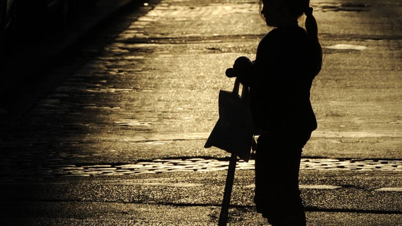 Viele Kinder werden gleich mehrfach missbraucht: Beim realen Missbrauch filmen die Täter häufig mit und machen auf diversen Internetplattformen mit den Opfern auch noch Geschäfte. Kinderschutzorganisationen fordern mehr Verantwortung der sozialen Medien für Inhalte (Symbolbild). 