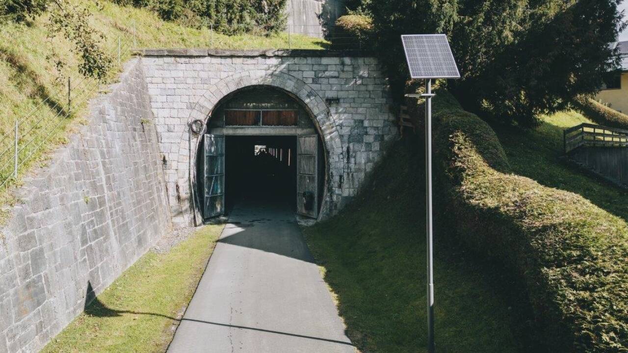 Das Südportal, darüber der Friedhof. 