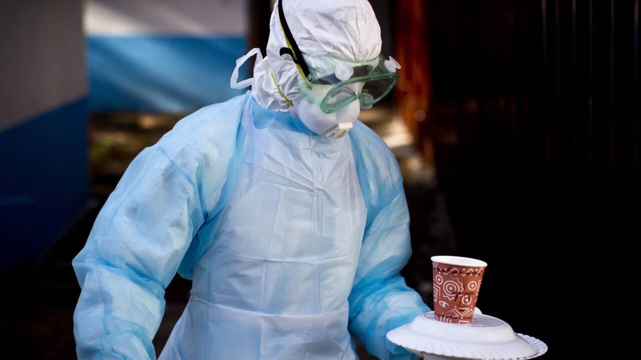 Ein medizinischer Mitarbeiter versorgt einen am Marburg-Virus erkrankten Patienten (Archivbild). 