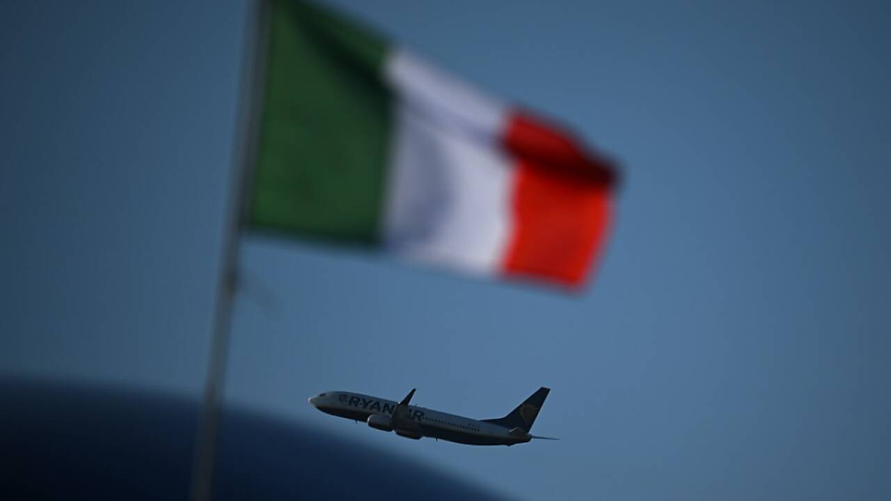 Ryanair-Maschine vor italienischer Flagge (Symbolfoto) 