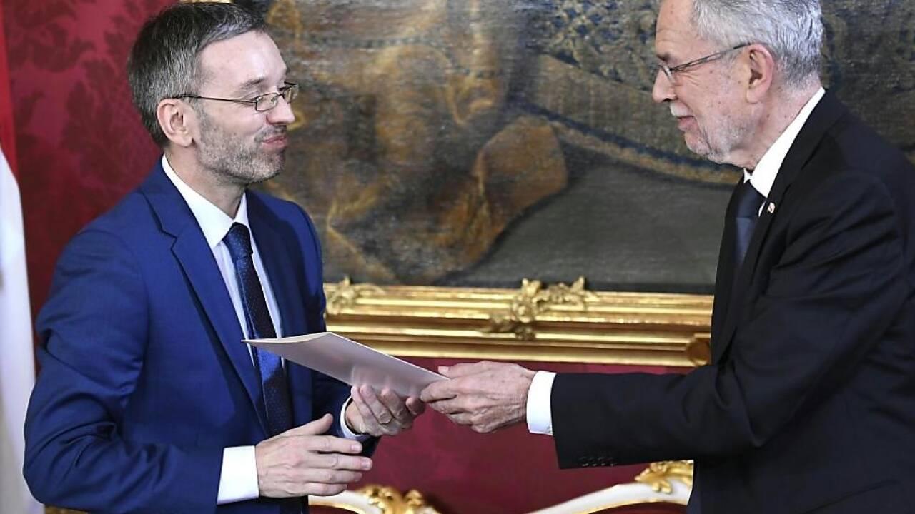 Herbert Kickl und Bundespräsident Alexander Van der Bellen Ende 2017 im Rahmen der damaligen Angelobung der ÖVP-FPÖ-Bundesregierung. Herbert Kickl und Bundespräsident Alexander Van der Bellen Ende 2017 im Rahmen der damaligen Angelobung der ÖVP-FPÖ-Bundesregierung.