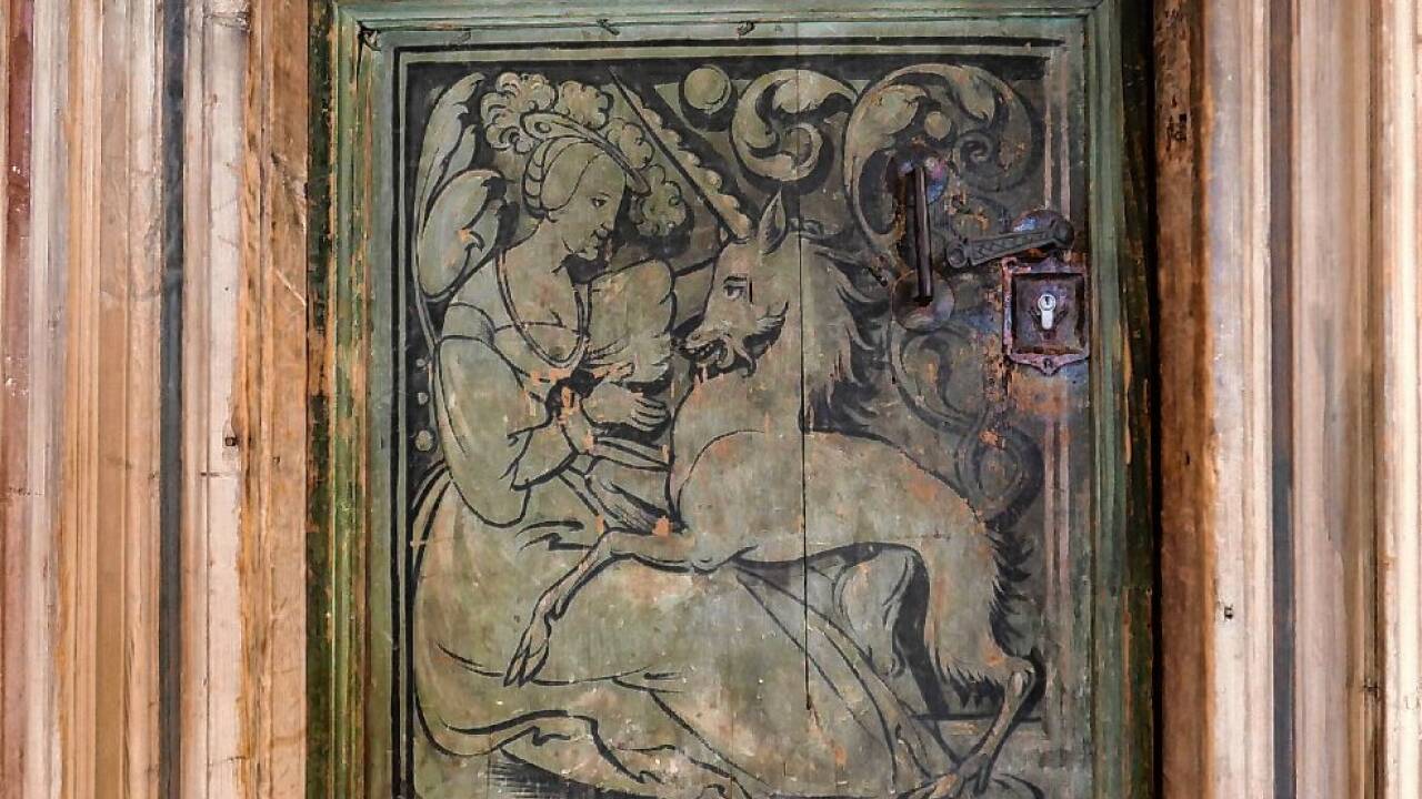 Bemalte Tür im Rittersaal in Schloss Goldegg.  
