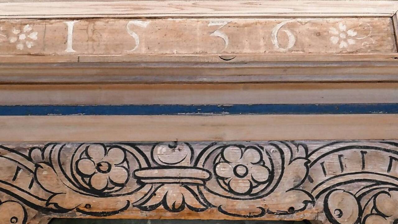 In der Supraporte, im Türaufsatz, ist das Entstehungsdatum 1536 dokumentiert.  