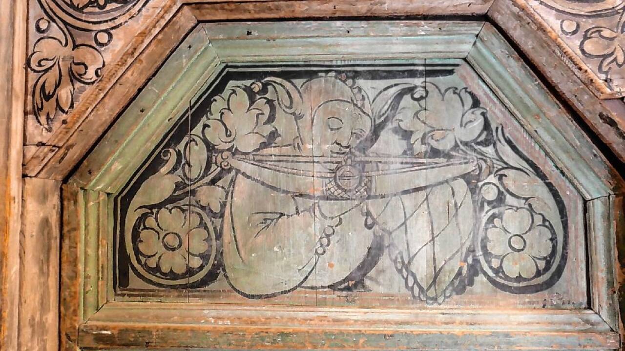 Die Einhorn-Tür hat ein Pendant, die mit dem Hofnarren.  