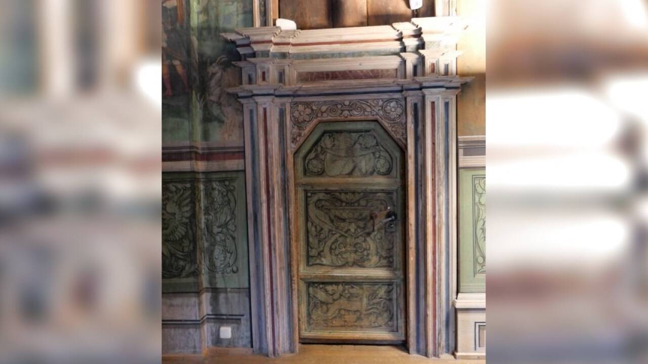 Die Tür mit dem Hofnarren.  