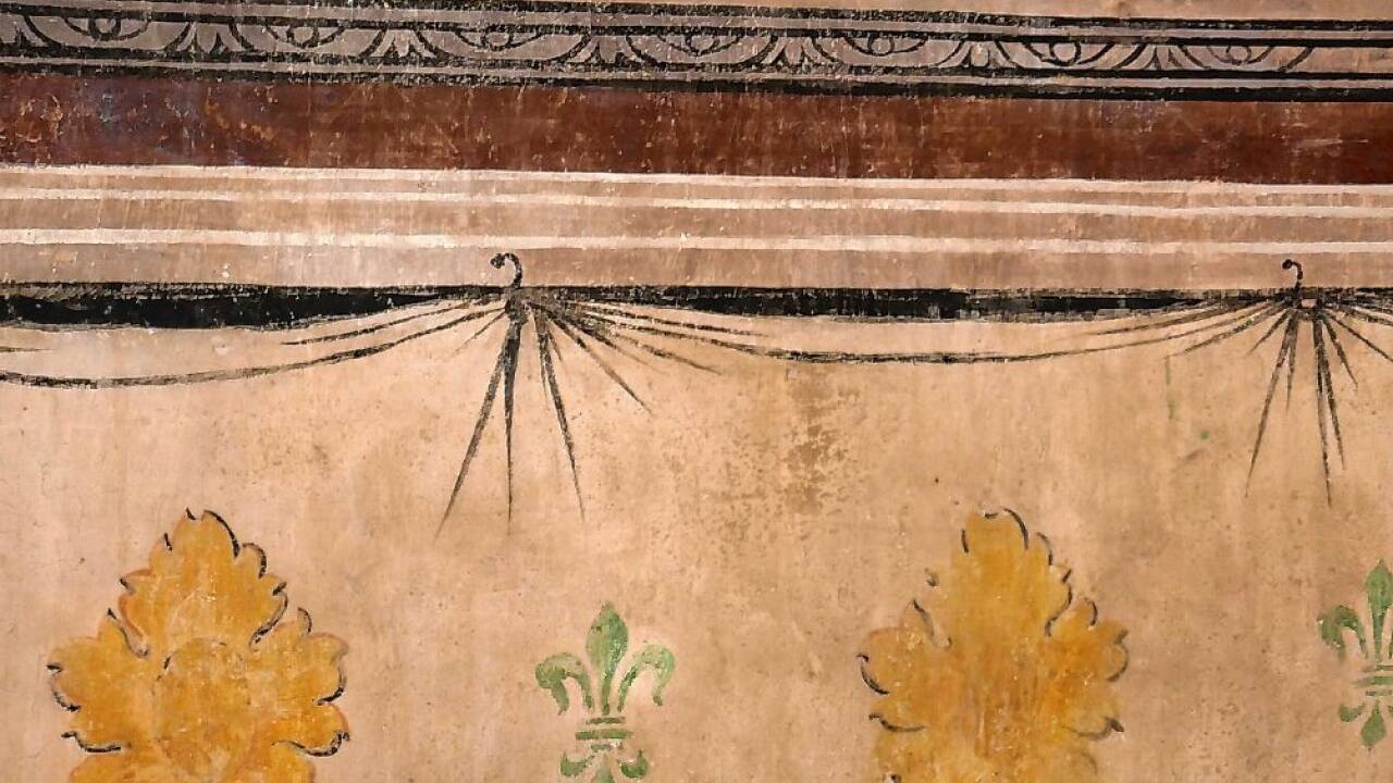 Ein „falscher“ Wandvorhang mit großen, gelben Blüten.  