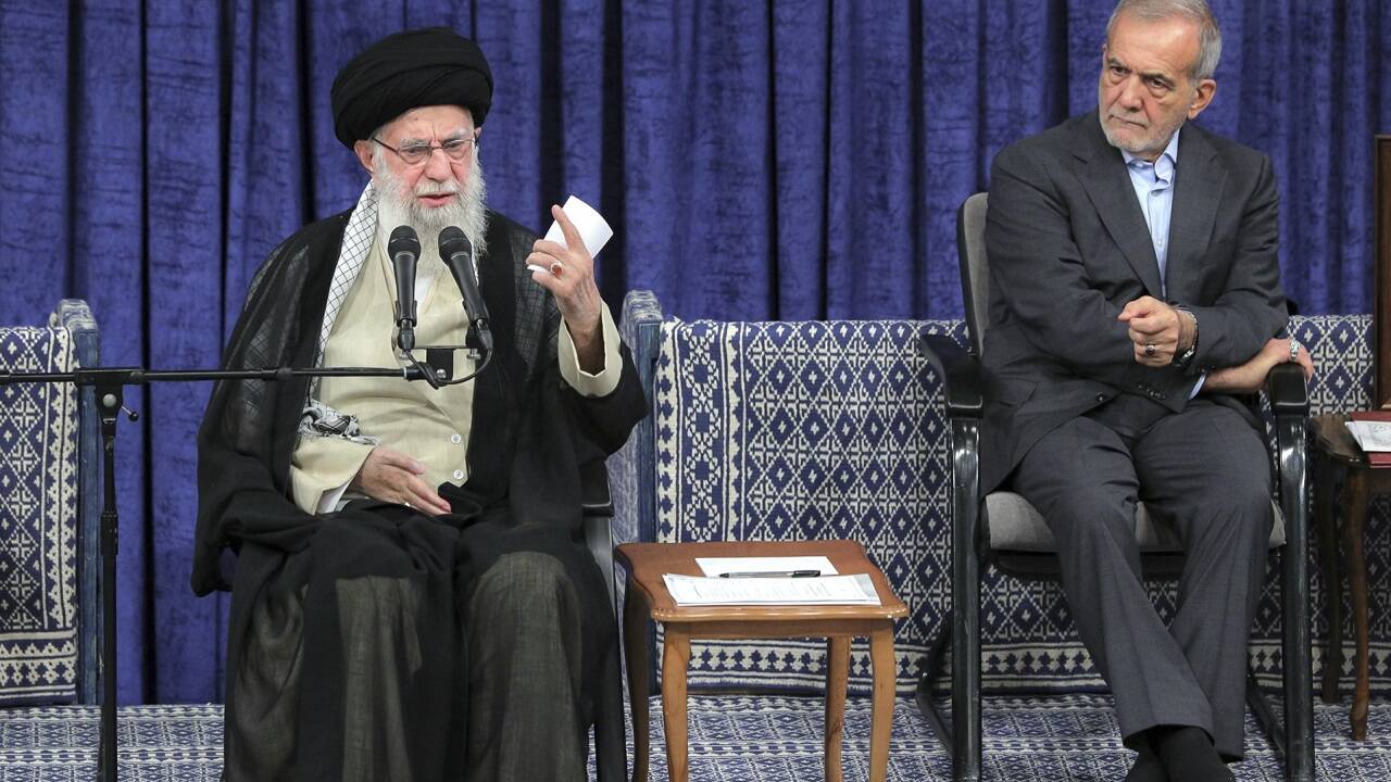 Irans höchster religiöser und politischer Führer Ali Khamenei zählt zu den Hardlinern im Iran. Der neue, gemäßigtere Präsident Massud Peseschkian (rechts) steht in der Hierarchie unter ihm. 