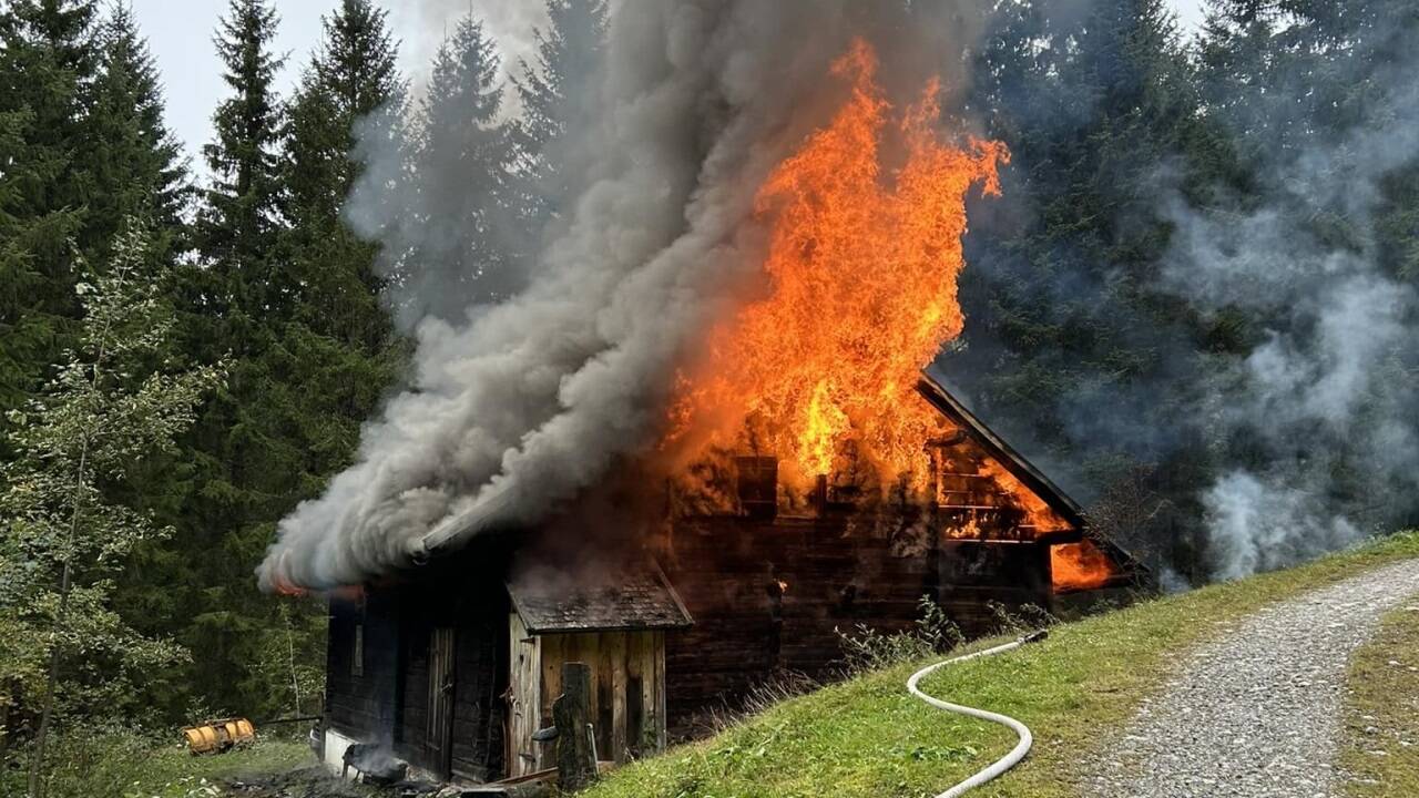 In Goldegg ist am Donnerstag auf einer Almhütte ein Brand ausgebrochen. Sechs Feuerwehren waren im Einsatz.   In Goldegg ist am Donnerstag auf einer Almhütte ein Brand ausgebrochen. Sechs Feuerwehren waren im Einsatz.