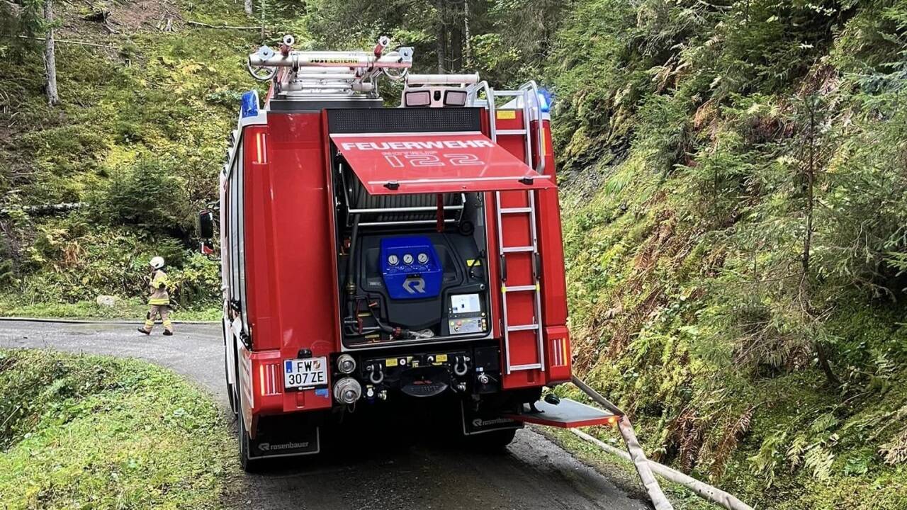 In Goldegg ist am Donnerstag auf einer Almhütte ein Brand ausgebrochen. Sechs Feuerwehren waren im Einsatz.   In Goldegg ist am Donnerstag auf einer Almhütte ein Brand ausgebrochen. Sechs Feuerwehren waren im Einsatz.