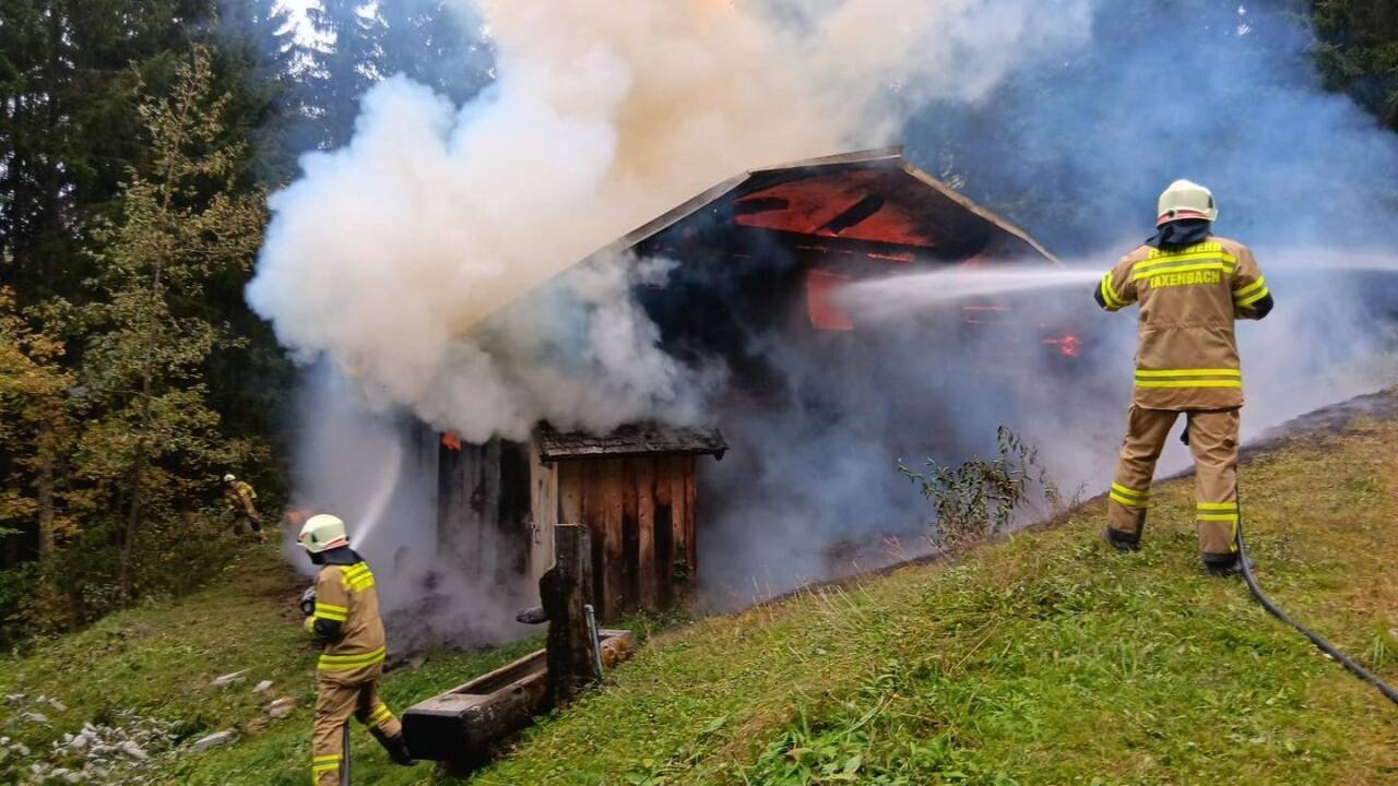 In Goldegg ist am Donnerstag auf einer Almhütte ein Brand ausgebrochen. Sechs Feuerwehren waren im Einsatz.   In Goldegg ist am Donnerstag auf einer Almhütte ein Brand ausgebrochen. Sechs Feuerwehren waren im Einsatz.