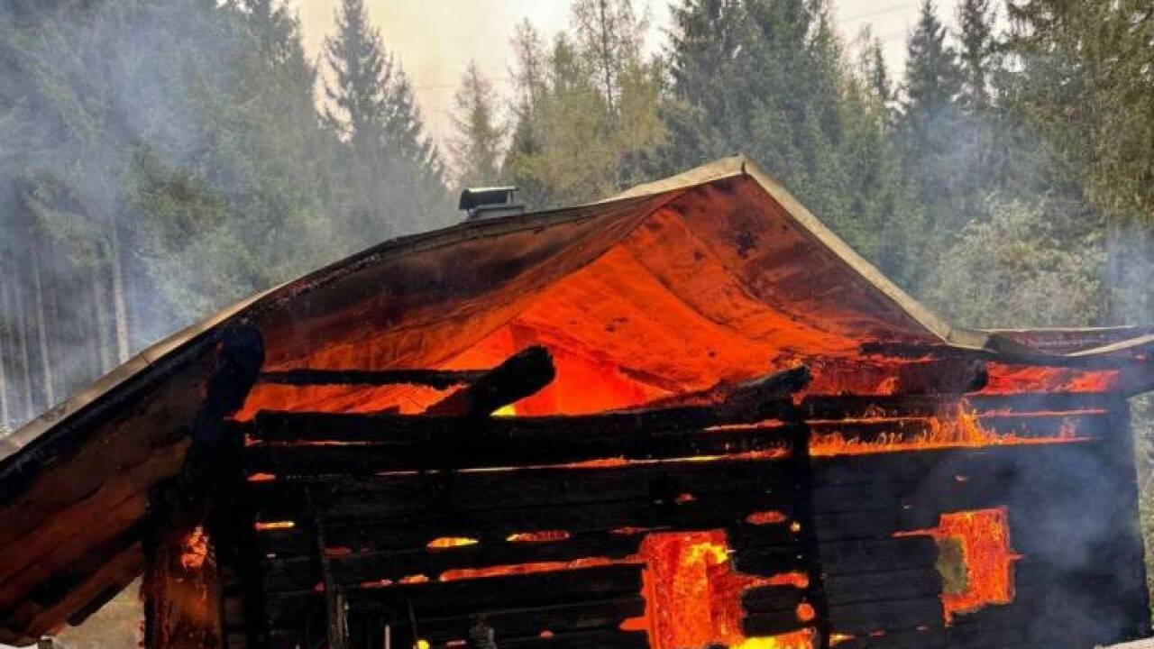 In Goldegg ist am Donnerstag auf einer Almhütte ein Brand ausgebrochen. Sechs Feuerwehren waren im Einsatz.   In Goldegg ist am Donnerstag auf einer Almhütte ein Brand ausgebrochen. Sechs Feuerwehren waren im Einsatz.