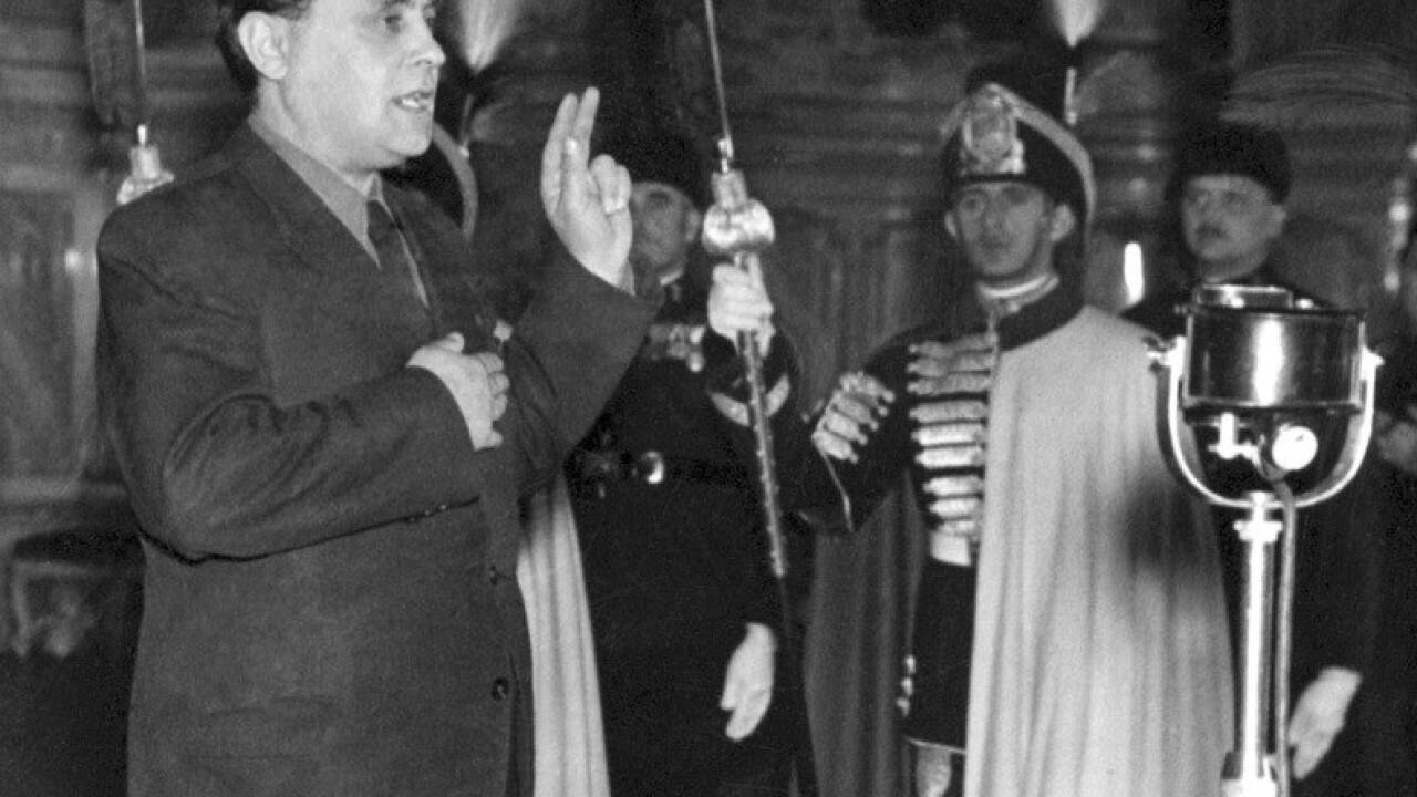 Ferenc Szálasi leistet vor der Stephanskrone den Eid als ungarischer Ministerpräsident im Jahr 1944. 