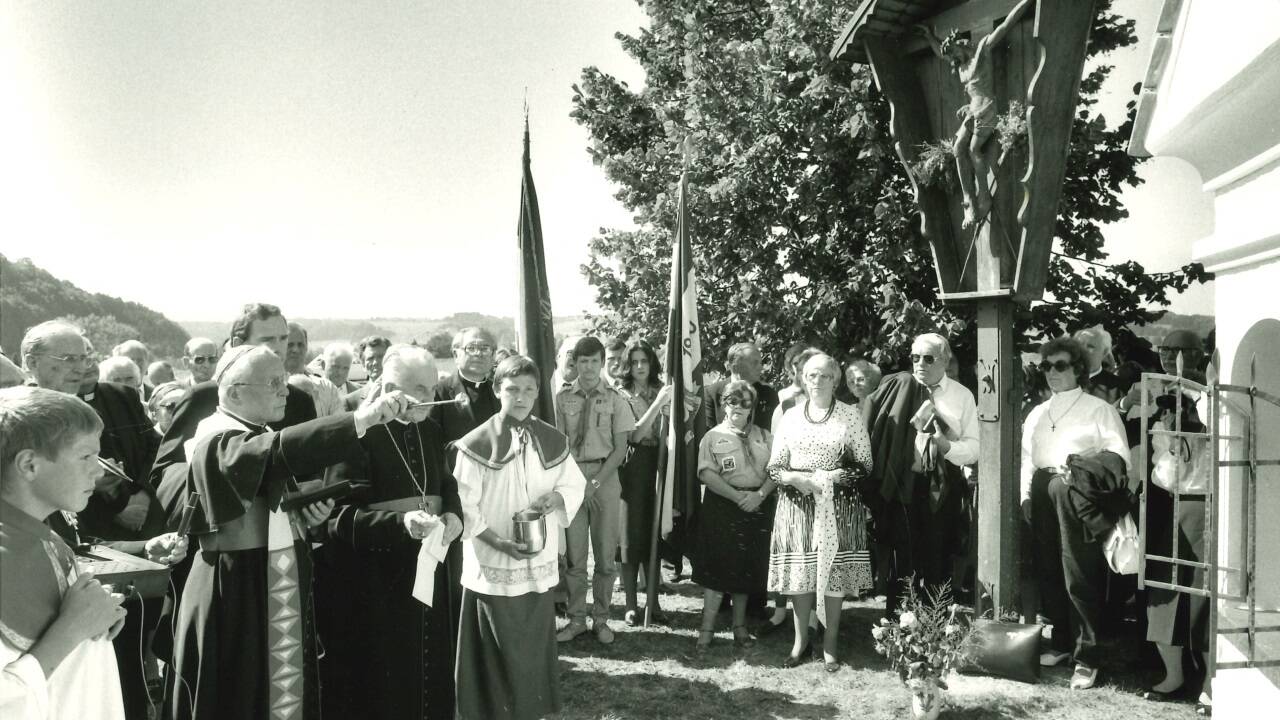 Einweihung des Denkmals in Mattsee am Unerseehügl im Jahr 1983 durch Erzbischof Karl Berg.  
