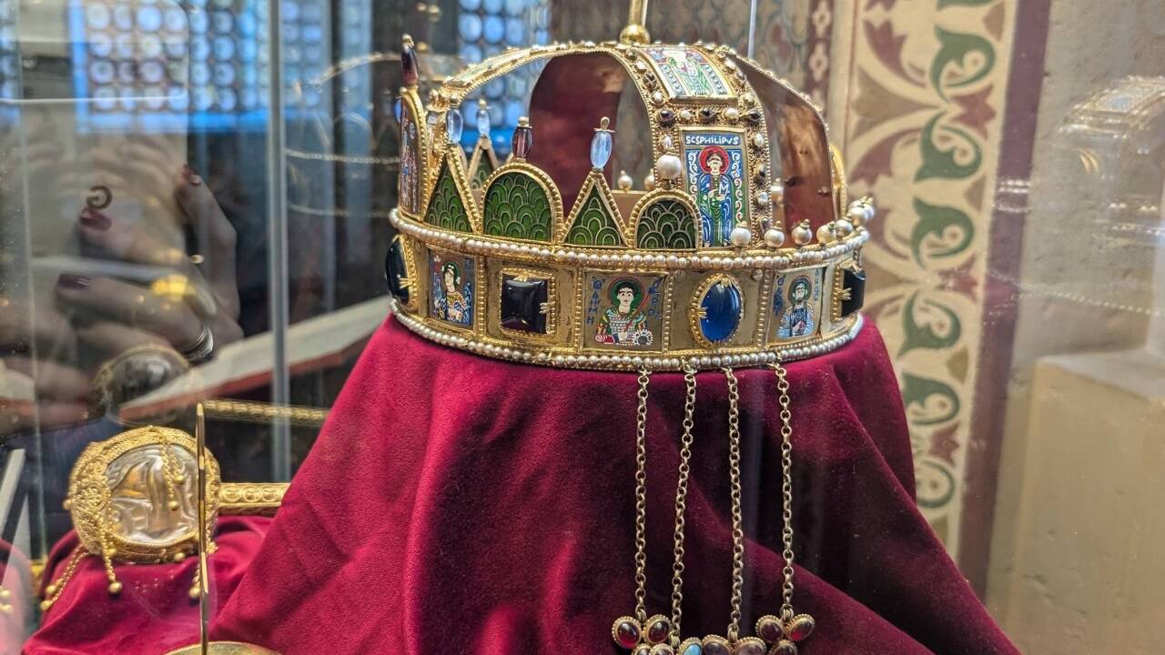 Eine Replik der Stephanskrone ist heute in der Matthiaskirche in Budapest ausgestellt.  