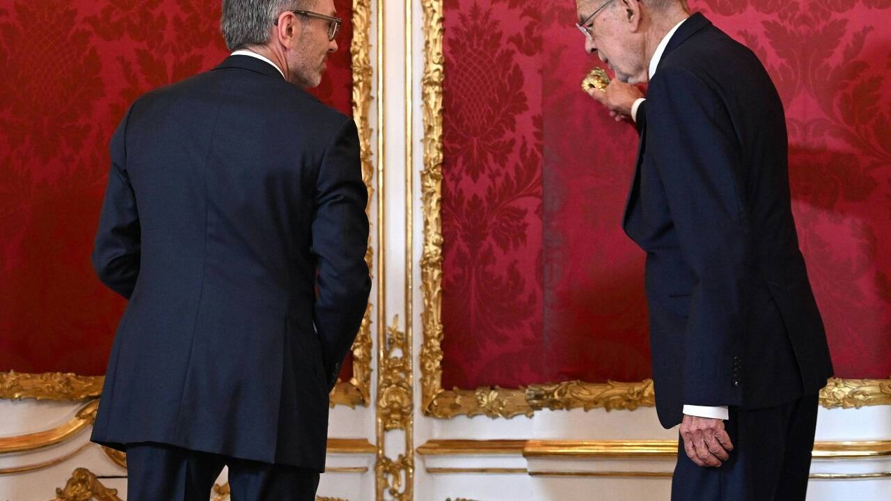 Bundespräsident Alexander Van der Bellen (rechts) komplimentiert FPÖ-Chef Herbert Kickl in seine Amtsräume. Ob er ihn auch ins Kanzleramt komplimentieren wird, ist zweifelhaft. 
