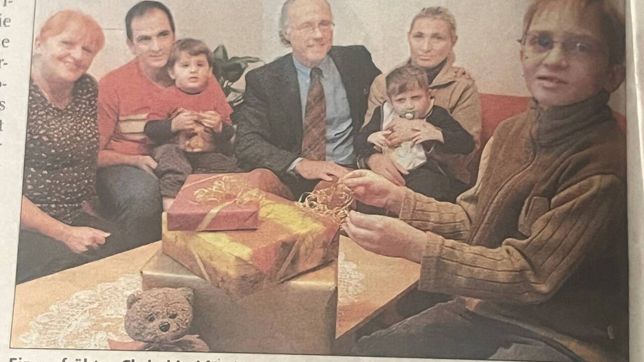 Nach dem Bericht in den SN gab es für die Kinder Packerl – für den Vater gab es einen Arbeitsplatz. 