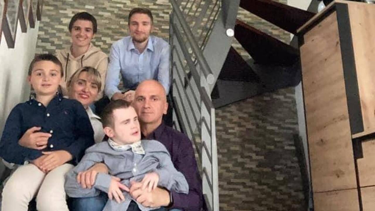 Die Familie Hashani heute: Besa, Driton und ihre vier Söhne. 