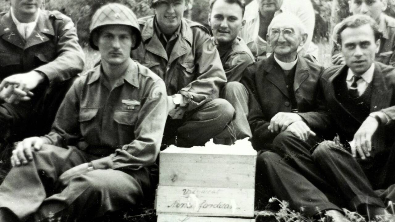 1945: US-Soldaten mit dem damaligen Mattseer Pfarrer Anton Strasser mit der Heiligen Hand. Die Kronlade war bis auf das Krönungsschwert leer – die Stephanskrone war noch am Unerseehügel vergraben.  