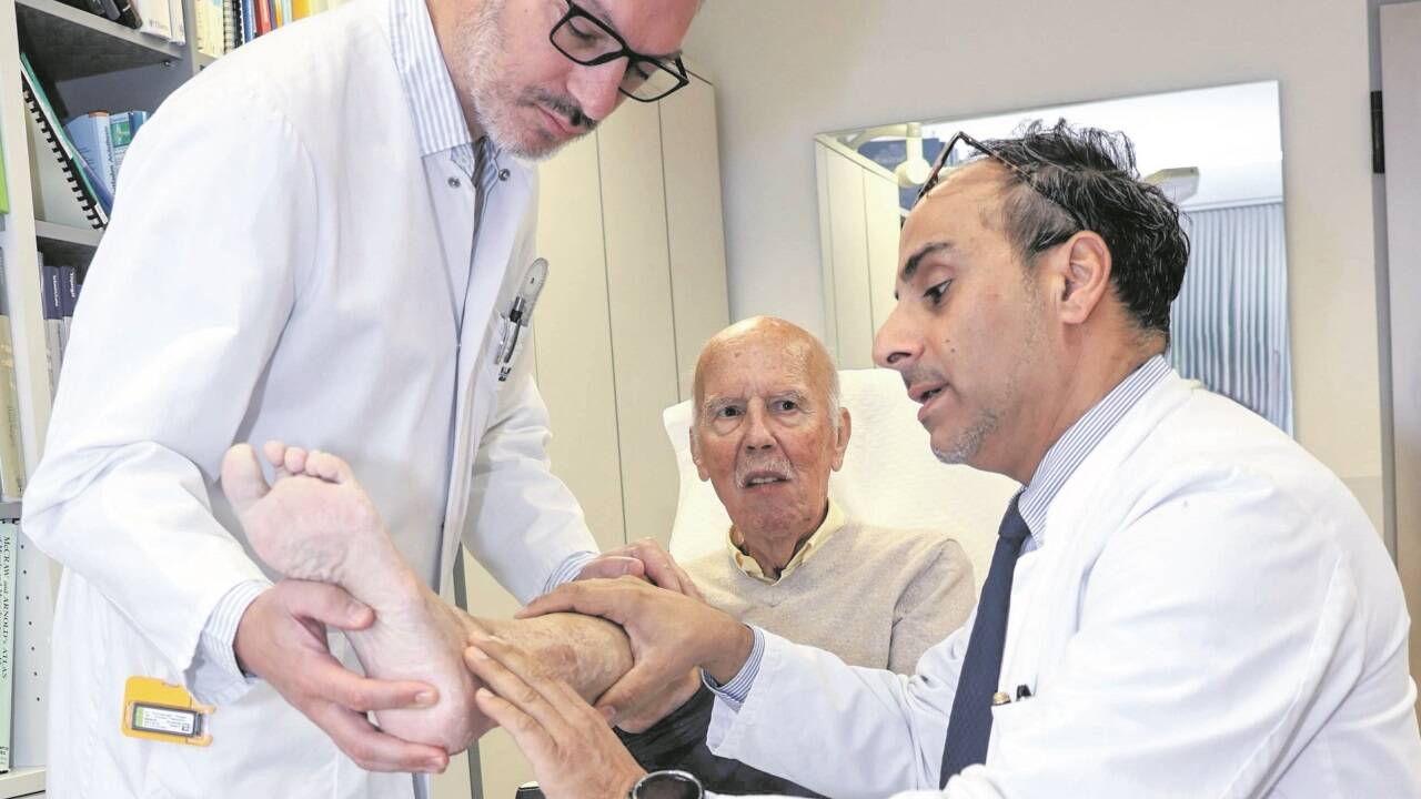 Bei der Nachsorge im Klinikum Traunstein (von links): Leitender Oberarzt Thomas Fuchsberger, Patient Christian S. und Chefarzt Afshin Rahmanian-Schwarz. 