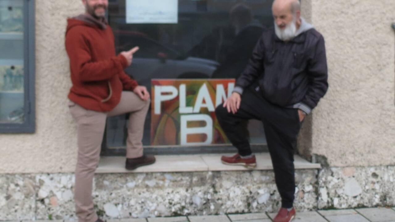 Die beiden Gründungsmitglieder Hannes Bernhofer (links) und Bernhard Fritzl vor den Renovierungsarbeiten des Ateliers Plan B.  Die beiden Gründungsmitglieder Hannes Bernhofer (links) und Bernhard Fritzl vor den Renovierungsarbeiten des Ateliers Plan B.