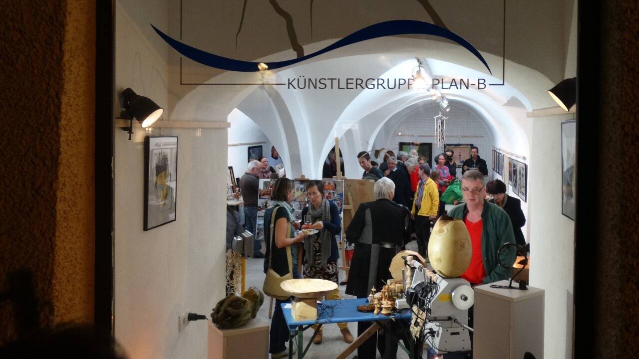 Blick durchs Fenster in die Gründungsfeier vor zehn Jahren.  Blick durchs Fenster in die Gründungsfeier vor zehn Jahren.