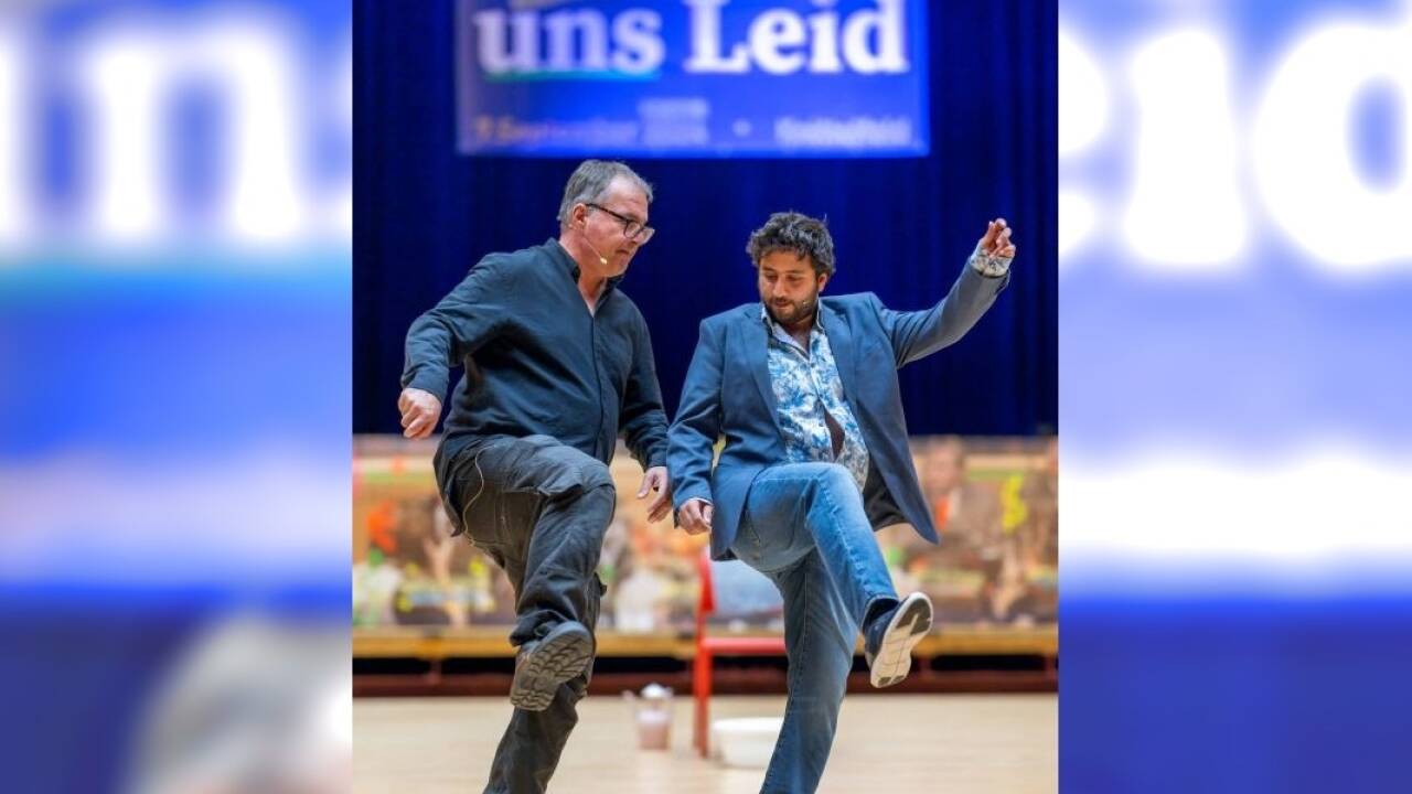 Geschichtsstunde in Sachen FPÖ mit Tanzschritten.  Geschichtsstunde in Sachen FPÖ mit Tanzschritten.