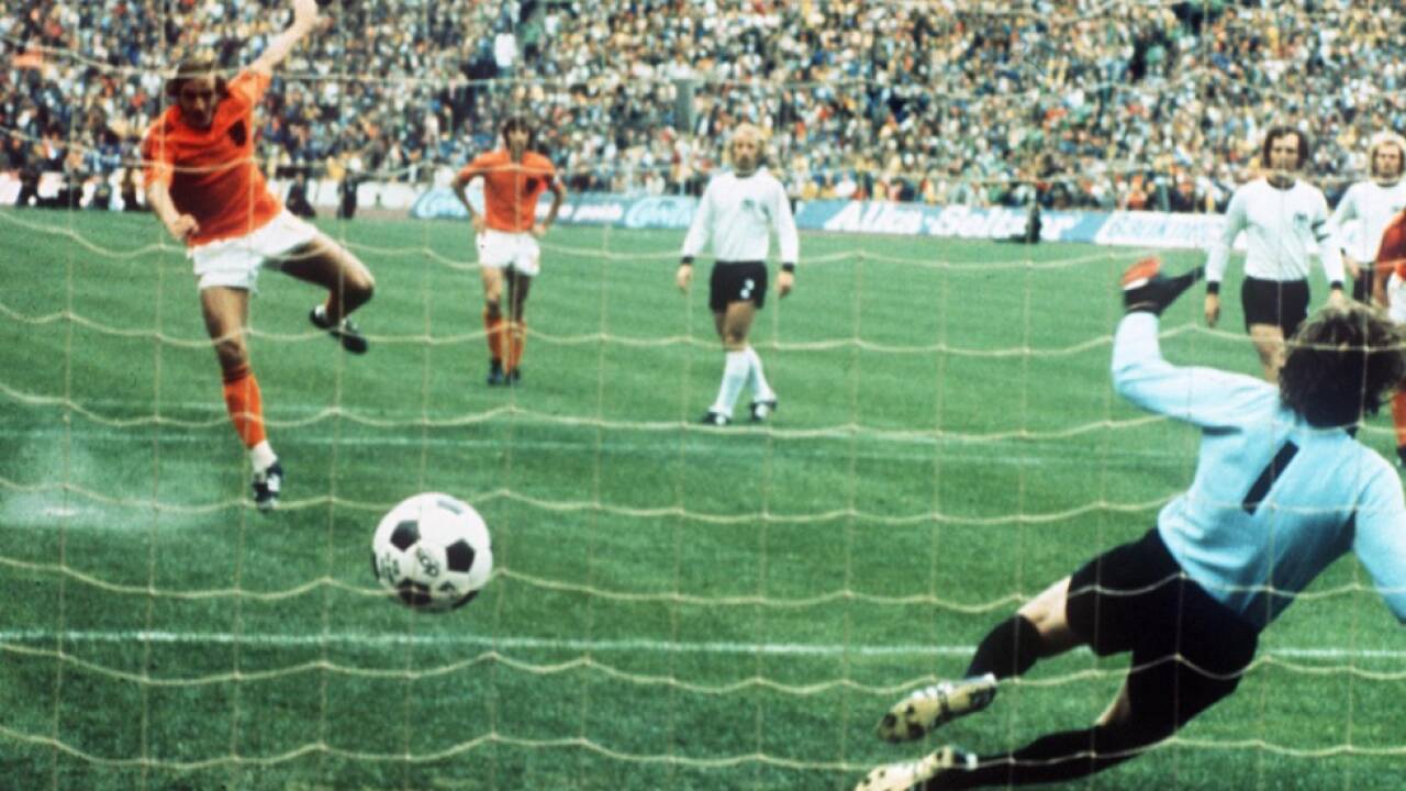 Neeskens trifft im WM-Finale 1974 zur 1:0-Führung  Neeskens trifft im WM-Finale 1974 zur 1:0-Führung