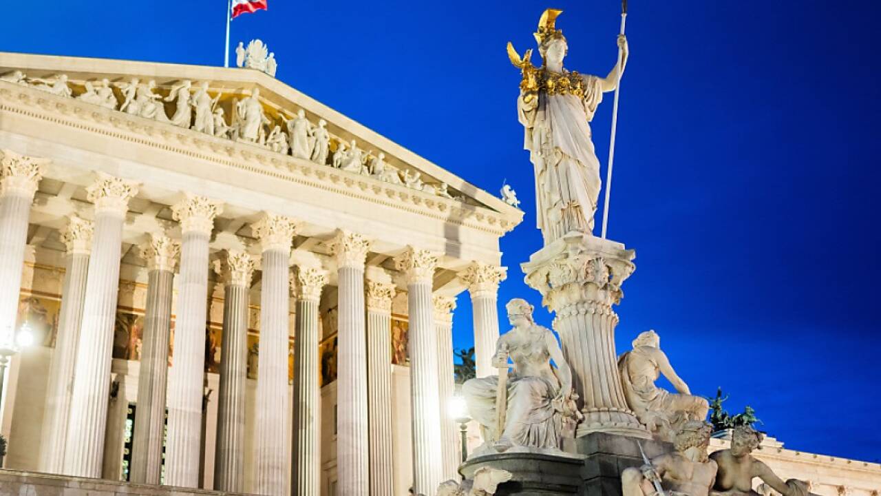 Parlament wird in Farben der israelischen Flagge bestrahlt  Parlament wird in Farben der israelischen Flagge bestrahlt