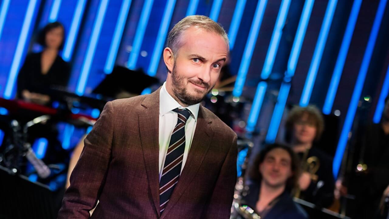 Jan Böhmermann tritt mit dem Tanzorchester Ehrenfeld in Wien auf 
