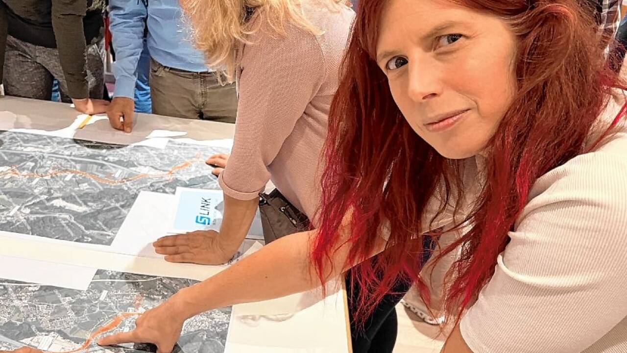 „Die Sache an sich, den Ausbau des öffentlichen Verkehrs finde ich gut, aber so wie das hier projektiert ist , sehe ich den S-Link sehr kritisch“, sagt Sabine Angerer, Anrainerin aus Hallein-Neualm.  Bild: „Die Sache an sich, den Ausbau des öffentlichen Verkehrs finde ich gut, aber so wie das hier projektiert ist , sehe ich den S-Link sehr kritisch“, sagt Sabine Angerer, Anrainerin aus Hallein-Neualm. Bild: