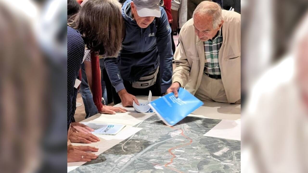 Auf riesigen Karten konnten sich Interessierte über Details der geplanten Trasse informieren (hier bei der Veranstaltung in Hallein). Auf riesigen Karten konnten sich Interessierte über Details der geplanten Trasse informieren (hier bei der Veranstaltung in Hallein).