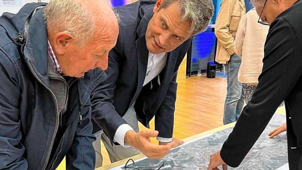 Auch Verkehrsverbund-Geschäftsführer Johannes Gfrerer engagierte sich bei den Bürgerdialogen für das S-Link-Projekt ((hier bei der Veranstaltung in Anif). Auch Verkehrsverbund-Geschäftsführer Johannes Gfrerer engagierte sich bei den Bürgerdialogen für das S-Link-Projekt ((hier bei der Veranstaltung in Anif).