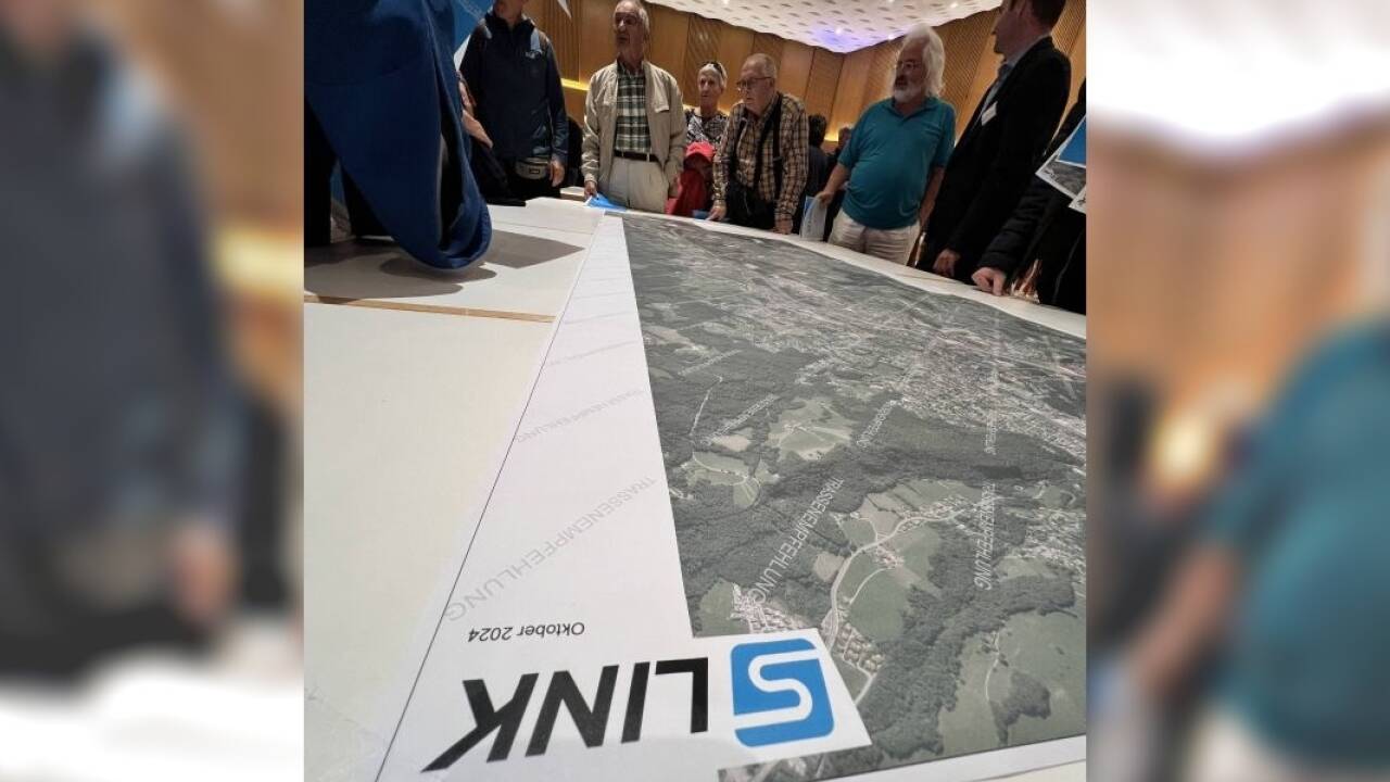 Auf riesigen Karten konnten sich Interessierte über Details der geplanten Trasse informieren (hier bei der Veranstaltung in Hallein). Auf riesigen Karten konnten sich Interessierte über Details der geplanten Trasse informieren (hier bei der Veranstaltung in Hallein).