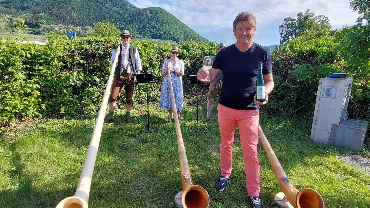 Günther Rettenbacher aus St. Koloman feierte im Mai 2024 in Spitz an der Donau die offizielle Eröffnung seines Weingutes, hier mit der Mattigtaler Alphornbläsergruppe aus Obertrum.  