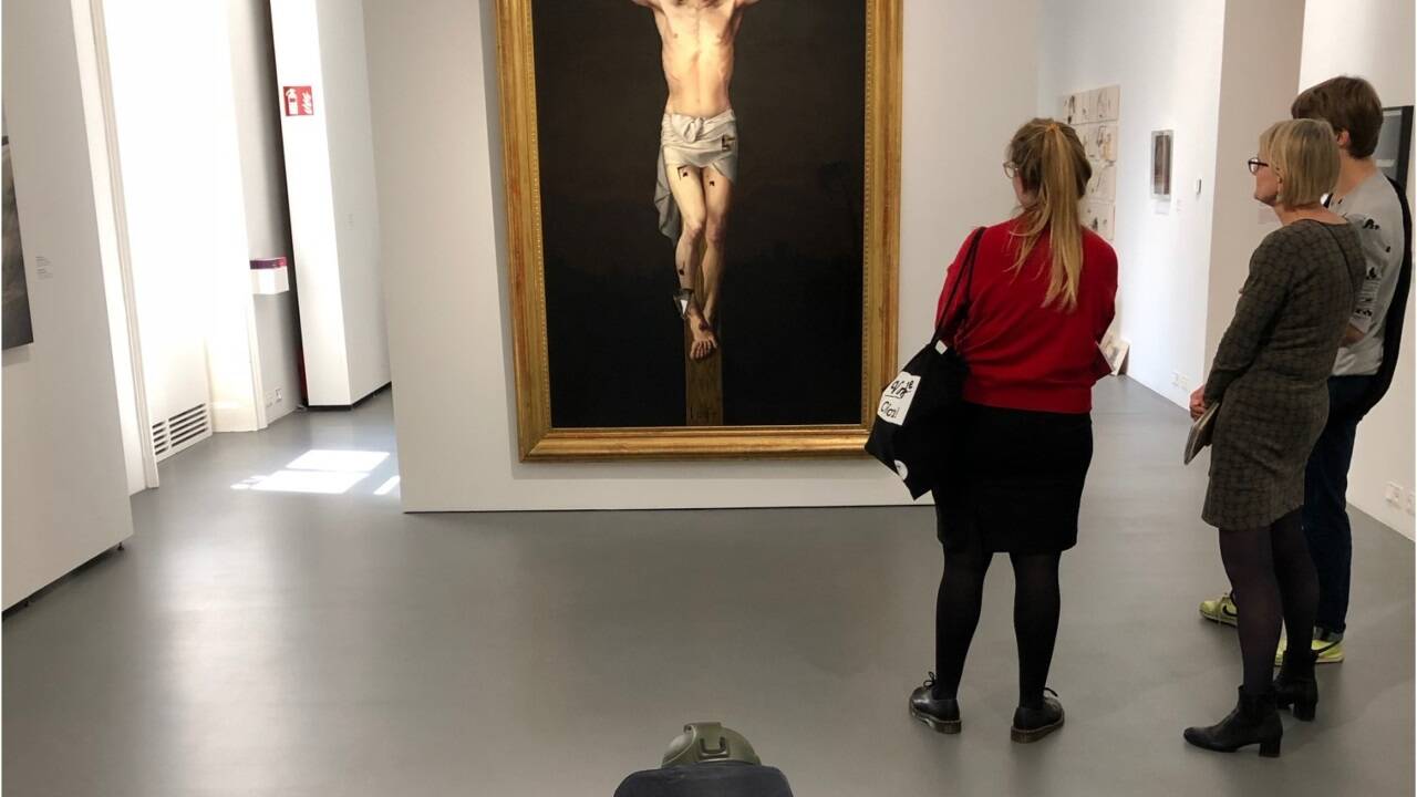 Kann der Besuch einer Kunstausstellung Menschen dazu bringen, sozialer und offener zu denken? Und wenn ja – für wie lange? Im Bild: die Ausstellung „Zeig mir deine Wunde“ (Schwanberg und Speidel, Dom-Museum Wien). 