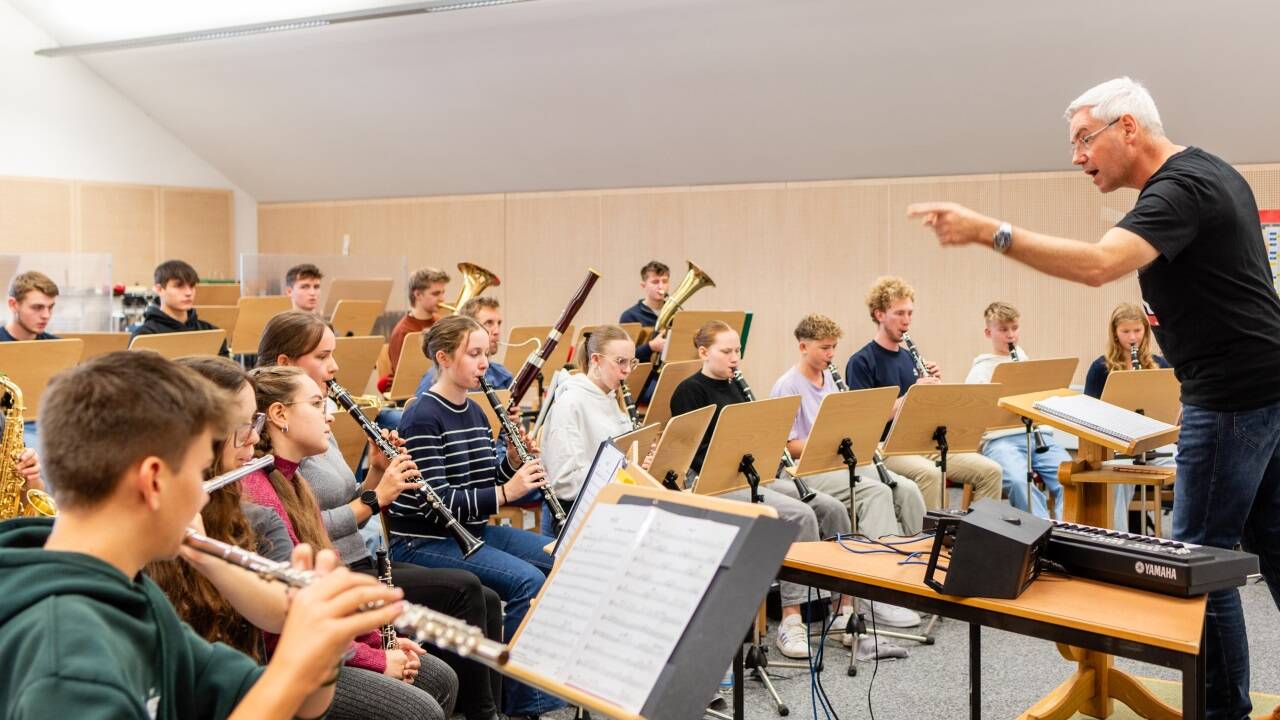 Kapellmeister Albert Osterhammer probte mit den Jugendlichen.  