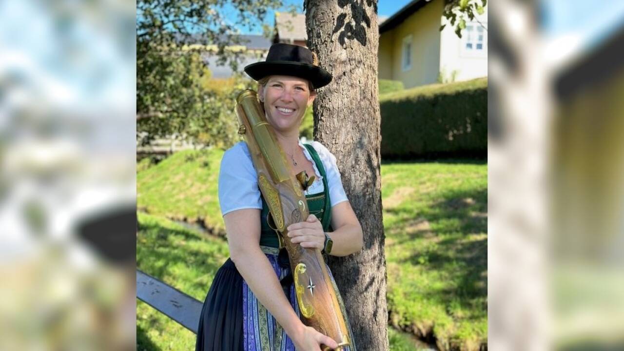 Die Mondseerin Domenique Stöhr noch mit einem geliehenen Prangerstutzen. Die Mondseerin Domenique Stöhr noch mit einem geliehenen Prangerstutzen.