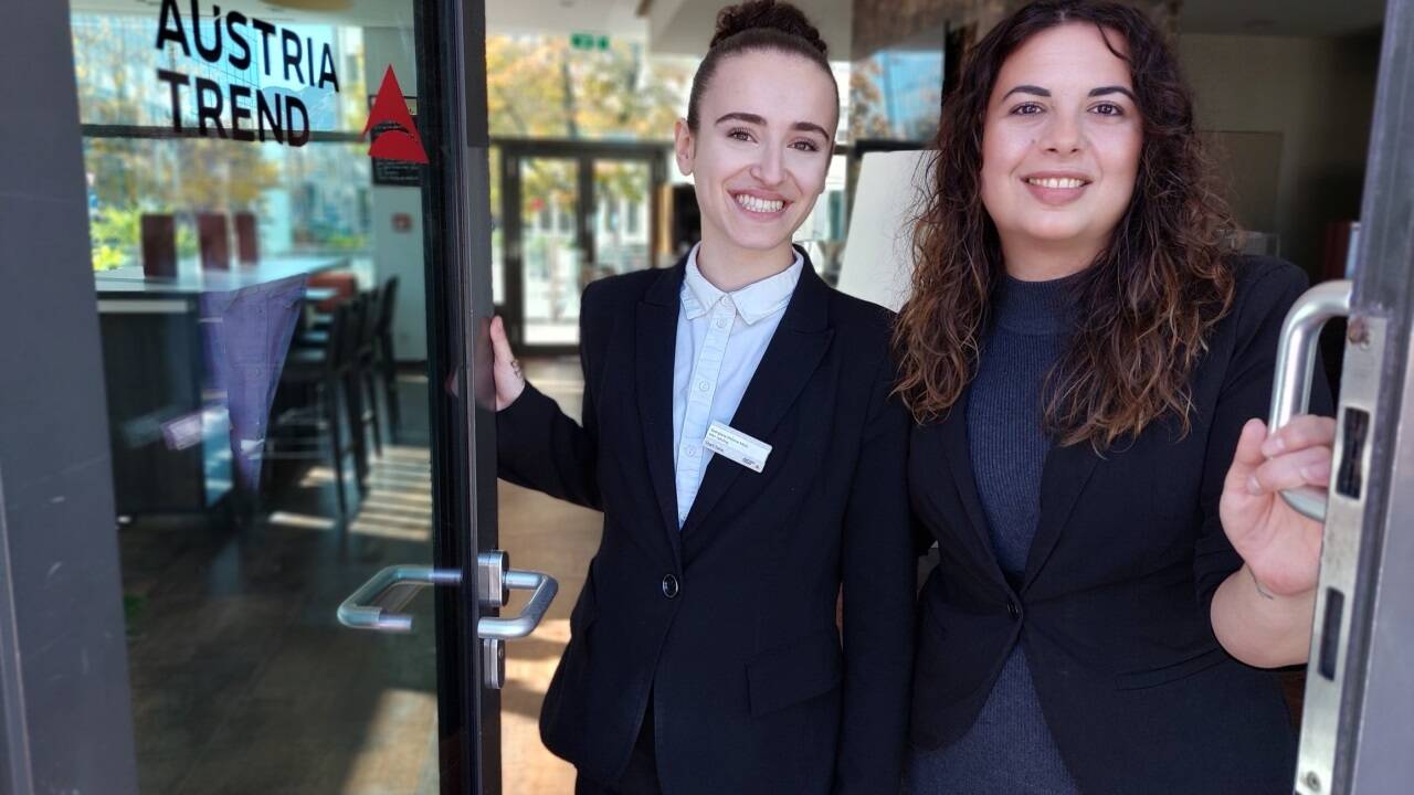 Personalchefin Vanja Suljic (rechts) mit Lehrling Georgiana Stephanie Micle, die im Hotel Europa eine Teilqualifizierung zur Rezeptionsgehilfin absolviert.  
