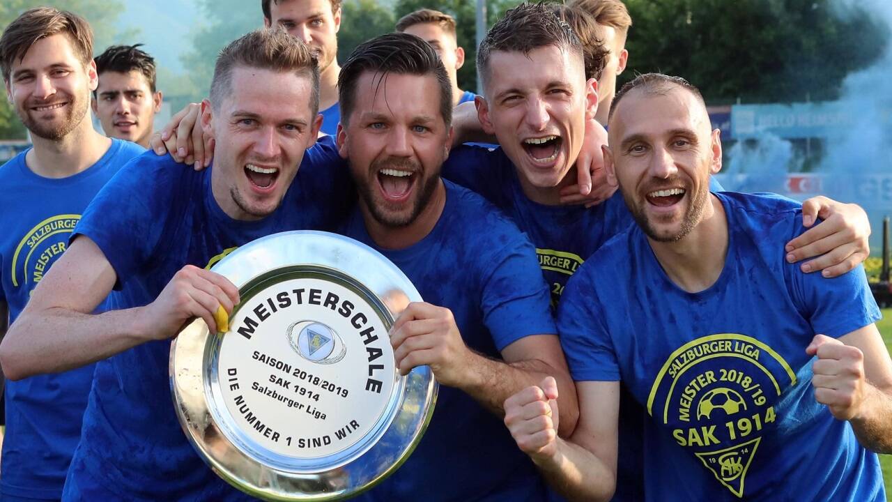 Danijel Vucanovic (3. v. l.) wurde 2019 mit dem SAK Meister der Salzburger Liga. 