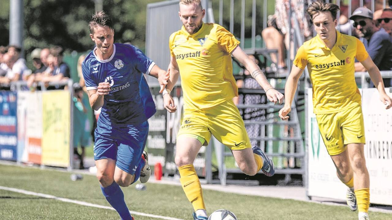 Abwehrspieler Niklas Preslmayr (Mitte) will den SAK aus dem Tabellenkeller führen. 