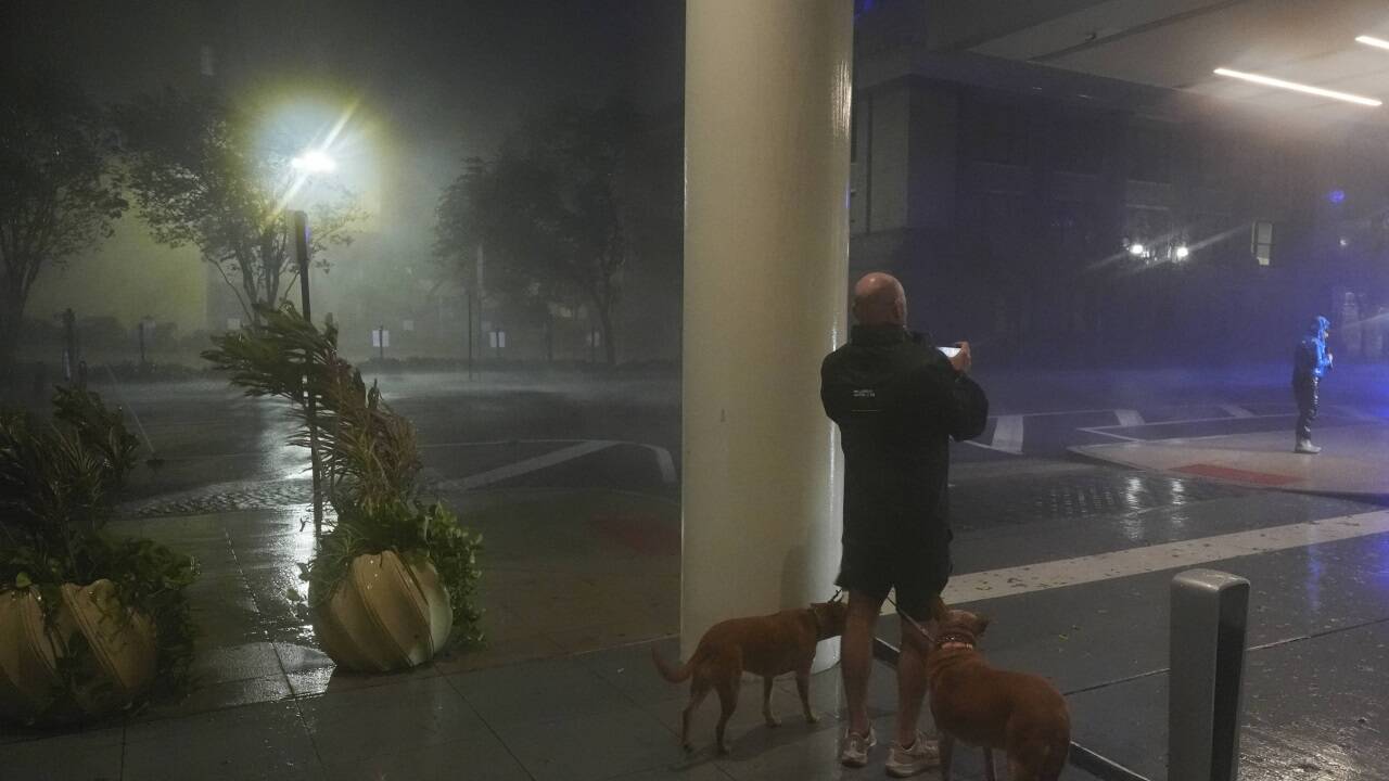 Ein Mann wagte sich noch in Tampa mit seinen Hunden auf einen Spaziergang.  