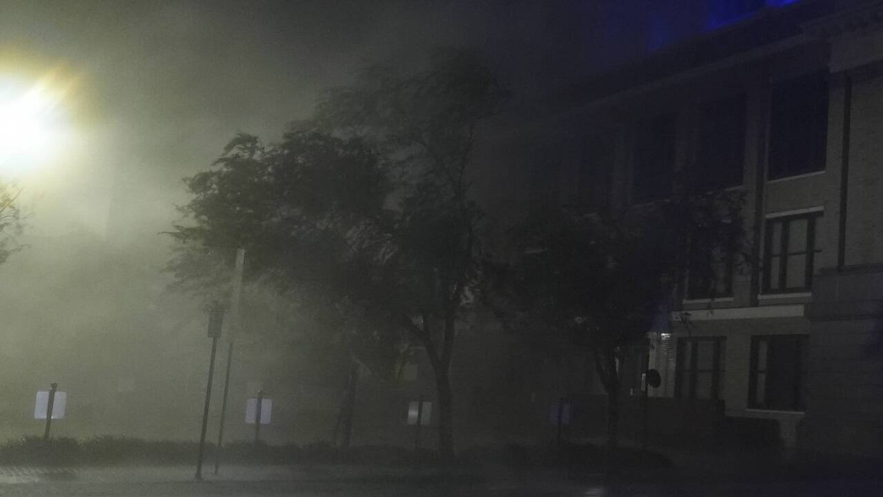 Windgetriebener Regen peitscht durch Tampa. 