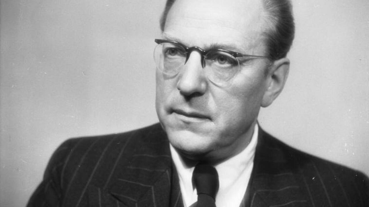 1949: Otto Grotewohl, dessen Sozialdemokratische Partei in der sowjetischen Besatzungszone mit den Kommunisten zur SED zusammengeschlossen wurde, wird erster Ministerpräsident der Deutschen Demokratischen Republik. 1949: Otto Grotewohl, dessen Sozialdemokratische Partei in der sowjetischen Besatzungszone mit den Kommunisten zur SED zusammengeschlossen wurde, wird erster Ministerpräsident der Deutschen Demokratischen Republik.