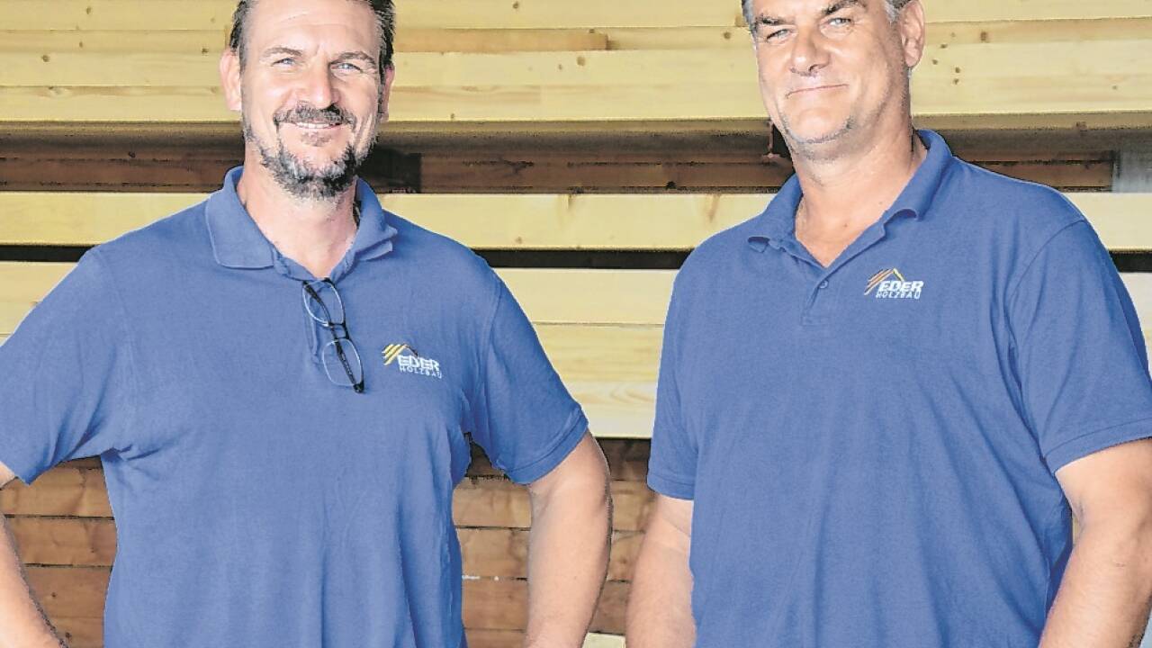 Die Brüder und Holzbaumeister Markus und Andreas Eder führen den vom Vater gegründeten Betrieb in Eugendorf. 
