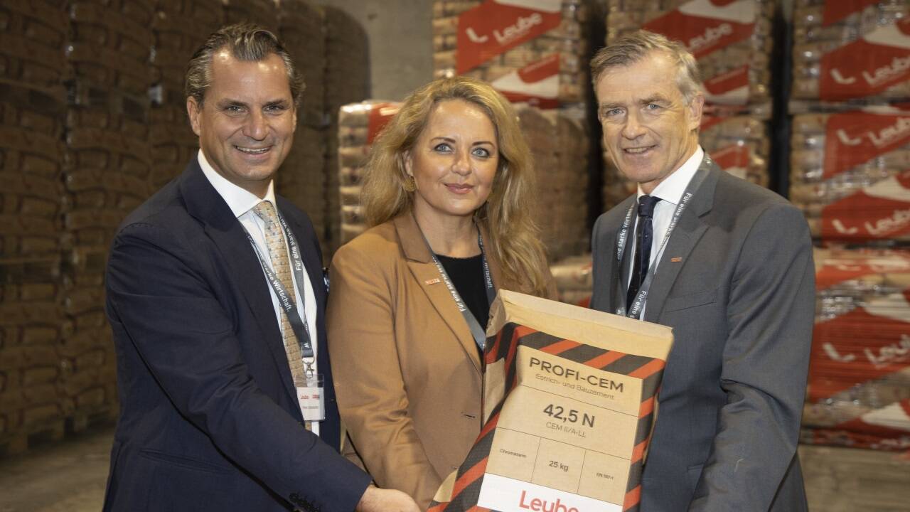  Peter Unterkofler (WKS-Spartenobmann Industrie und IV-Präsident), Spartengeschäftsführerin Anita Wautischer und Leube-Chef Heimo Berger beim Salzburger Industrietag bei der Leube Zement GmbH. 